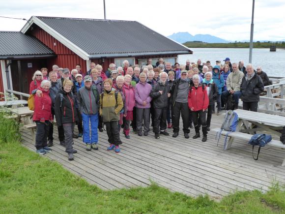 Turistforeningens seniorgruppe samlet før avgang fra Skålvær.