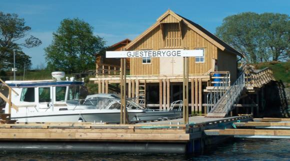 Flytebrygga med skilt.