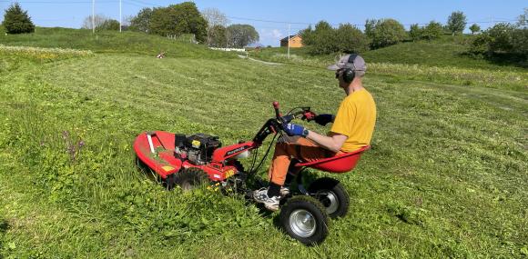 H�vard i gang med sl�tt nedenfor kirken.