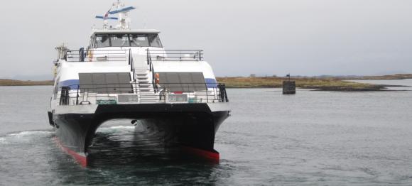 Hurtigb�ten &quot;V�gsfjord&quot; anl�per Sk�lv�r.