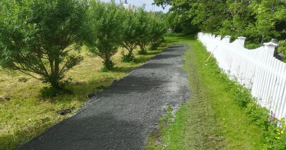 Nylagt grus p� vei langs hagen.