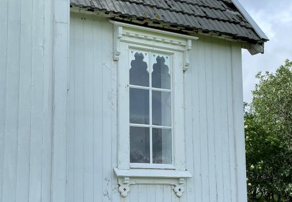 Vindu lengst �st p� kirken.