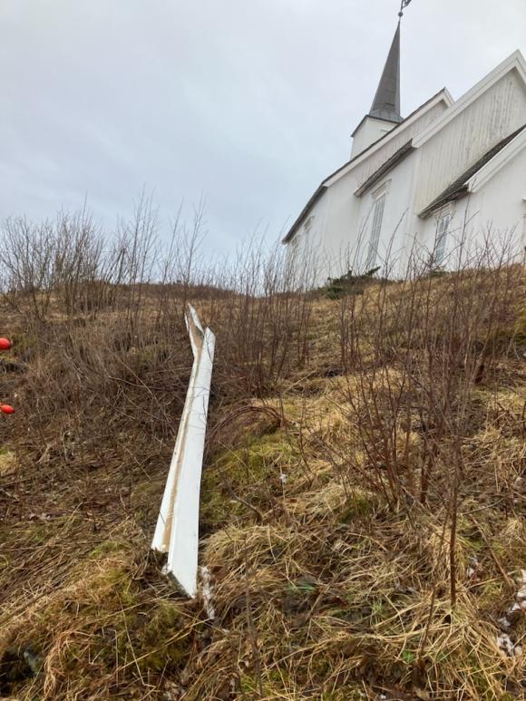 Vindskier revet av kirken under storm.