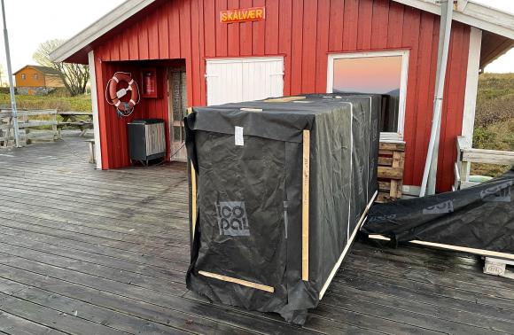 Store kirkevinduer klar for sending fra kaiet i Sk�lv�r