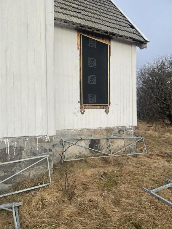 De minste vinduene i Skålvær kirke ble tatt ut i uke 9 - 2022. De minste vinduene i Skålvær kirke ble tatt ut i uke 9 - 2022.