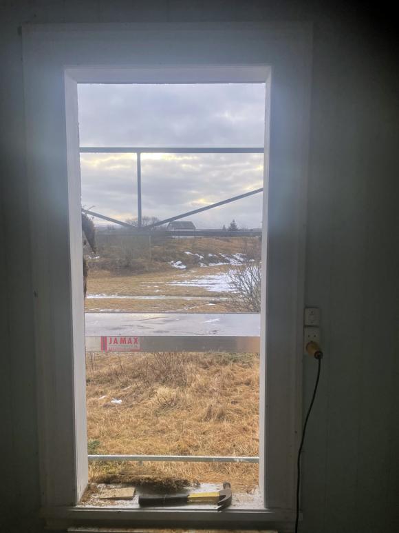 De minste vinduene i Skålvær kirke ble tatt ut i uke 9 - 2022. De minste vinduene i Skålvær kirke ble tatt ut i uke 9 - 2022.