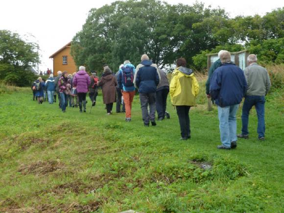 P� kirkevei. Det kom 24 reisende med &quot;Thorolf&quot;. De fleste gav seg straks i vei til kirken.