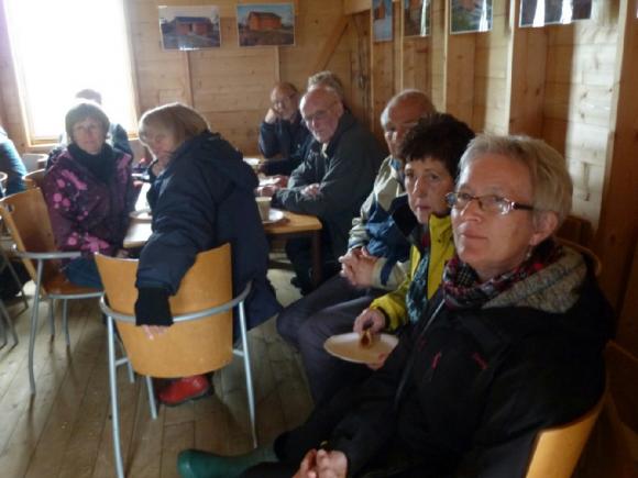 Omtrent 30 personer hadde benket seg til kaffe, vafler og underholdning pï¿½ Kjellerbua.