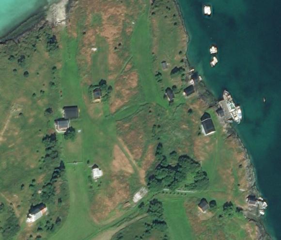Satelittbilde som ser ut til � v�re tatt p� Sk�lv�rdagen 2014. Gamle Helgeland og trolig Vegastar ved kai. Mange sm�b�ter ved private fort�yninger.