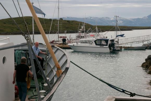 I havn. &quot;Gamle Helgeland&quot; med den nye flytebryggen i bakgrunnen