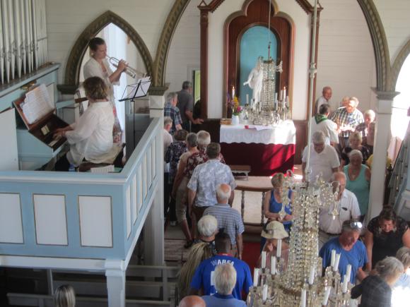 Fra gudstjenesten. Organist Venera Holm. P� trompet Erika Logstein.