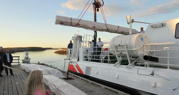 Lossing av materialer over Sk�lv�r kai en sommerdag i 2011.
