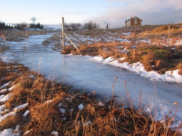 Etter regnv�r 17. januar ble det klarv�r og frost dagen etter. Resultatet ble store mengder is p� alt av veier og stier.