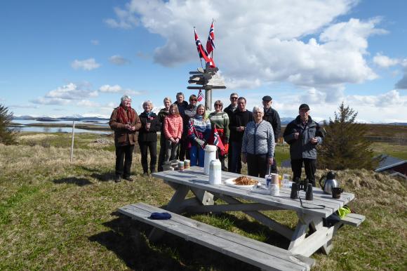 I godv�ret samlet &quot;innbyggerne&quot; p� Sk�lv�r seg til kaffe, vafler og nasjonalsang ved veiviseren p� Hundtuva.