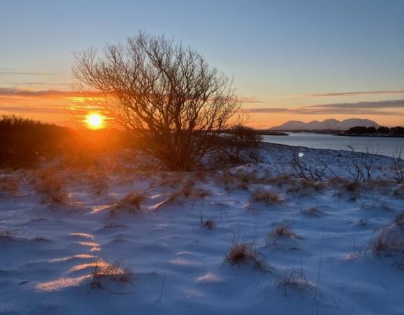 Sola gl�tter fram en kort stund p� �rets korteste dag.