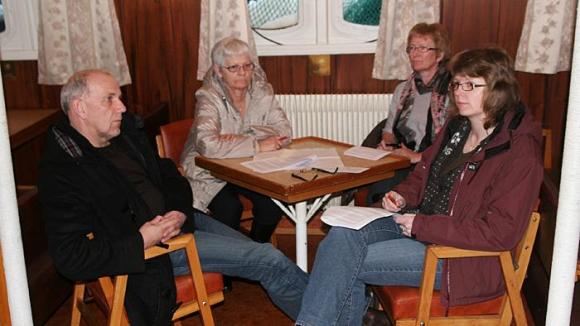 Gjester fra kommunen Svein Harald Carlsen og Siv Helen Sigerstad Johansen lytter til �rsmeldingen. I bakgrunnen Synn�ve Jonassen og Torgunn Gr�nnevik.
