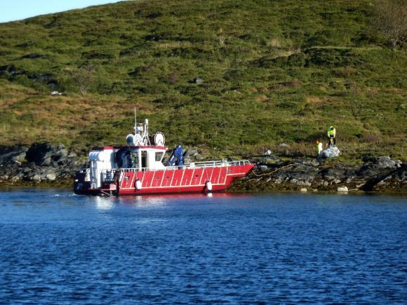 Fort�yningsarbeid. Mannskaper fra RJ dykkerservice borer hull i en stor stein p� Gjeter�ya. Steinen skal settes ut som anker p� en av kjettingene.