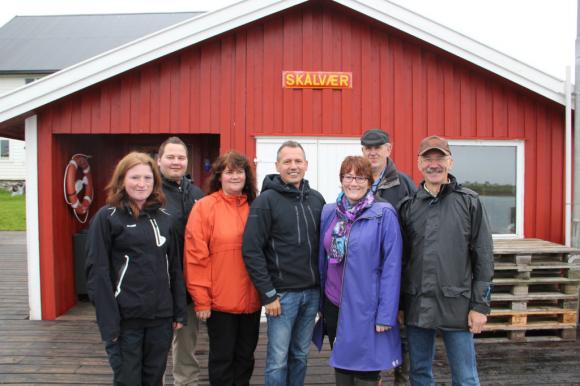 Utvidet Alstahaug formannskap p� kaien i Sk�lv�r. Fra venstre: Mette-Karin Johnsen, Tore Vikedal, Heidi Klaussen, B�rd Anders Lang�, Hanne Nora Nilssen og Norvald Ruderaas. Bakerst Nils Falch, leder i Sk�lv�r velforening og guide for de bes�kende.