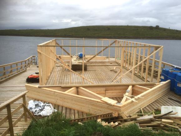 Siste helg i august ble sjï¿½huset til  de tre andelshaverne pï¿½begynt. Her sett fra landsiden.