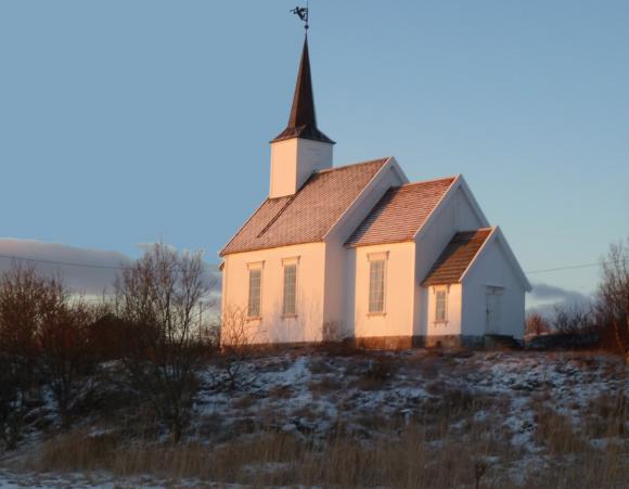Sk�lv�r kirke i  lav sol p� �rets korteste dag. Vintersolverv desember 2014.