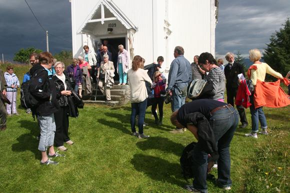 Vrimling p� kirkebakken er et velkjent syn p� Sk�lv�rdag/kirkes�ndag.