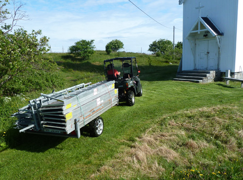 Jon-K�re Olufsen kj�rer stillas til kirken. Arbeid skal p� begynnes en gang i juli m�ned.