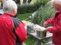 Medbrakt fiskesuppe i ble servert i Hagen.