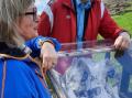 Ved utstillingsmonter i fj�ra vest p� �ya