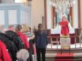 Fullsatt kirke, kanskje litt p� grunn av regnet. prest var Anna Ramskov Laursen.