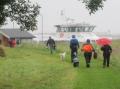 Folk s�ker ly for regnet der det var tak over hodet � finne. Ogs� ombord p� Lovund Exppress