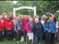 Foran hageporten med guide Nils et sted i bakgrunnen og trubadur Ingvard helt til h�yre