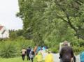P� vandring opp mot kirken.
