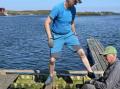 H�vard Olsen og Finn Gr�nnevik reparerer p� flytebrygga.