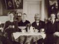 Et familebilde fra Bukk�y. Peder med kone og noen av barna. Fra venstre trolig Erling, Agnes, Anna, P. Jonaso, Kyrre? og Konrad.