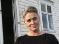 Jill N�rland foran den gamle butikkbygningen i Sk�lv�r