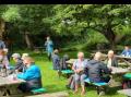 Gjestene samlet i Hagen i str�lende sommerv�r.