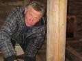 Johannes Heir tar borepr�ver av t�mmer p� kirkeloftet i Sk�lv�r kirke.