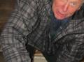 Johannes Heir tar borepr�ver av t�mmer p� kirkeloftet i Sk�lv�r kirke.