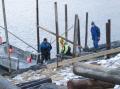 Oppsetting av kaistolper p�sken 2015.