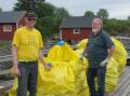 Resultatet etter strandrydding i Sk�lv�r ble fem store sekker, som er gjort klar for sending. Til venstre H�vard Olsen (aksjonsleder) sammen med leder i velforeningen Arnt Johansen.