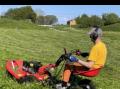 H�vard i gang med sl�tt nedenfor kirken.