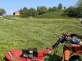 H�vard i gang med sl�tt nedenfor kirken.