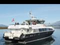 Lovund Express forlater Sk�lv�r i str�lende v�r med D�nnamannen og De syv s�stre i bakgrunen.