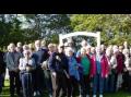 Samling foran hageporten.