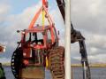 Traktor heises ombord.