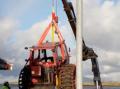 Traktoren heises ombord i forb�ten Ramtind.