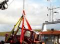 Traktoren heises ombord i forb�ten Ramtind.