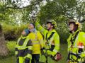 Det er i h�yden det meste skal skje. Fra venste kommunegartner i Alstahaug Haldis Hagen, Skogsjef Ragna Gunn Bye, arborist Bjarne Ravn Hunstad forklarer sammen med Joakim Aae Flat�y.