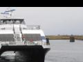 Hurtigb�ten \"V�gsfjord\" anl�per Sk�lv�r.