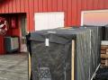 Store kirkevinduer klar for sending fra kaiet i Sk�lv�r